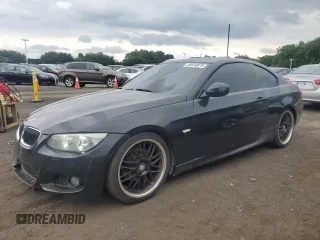 2011 BMW 3 Series 328i z VIN WBAKE3C54BE558827, wystawiony jako Copart lot #58634875 z przebiegiem 126 918 mil mil oraz Czysty tytuł • Clean title. Historia ofert i sprzedaży dostępna na DreamBid. Obrazek 1.