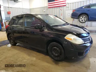 2008 Nissan Versa S z VIN 3N1BC13E48L363352, wystawiony jako Copart lot #50591665 z przebiegiem 204 311 mil mil oraz Szkoda całkowita • Salvage title. Historia ofert i sprzedaży dostępna na DreamBid. Obrazek 4.