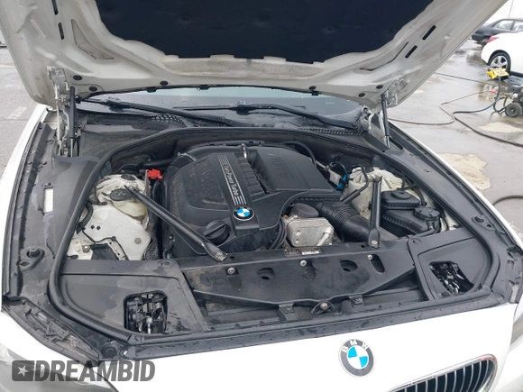 2012 BMW 5 Series 535i xDrive z VIN WBAFU7C57CDU64640, wystawiony jako IAAI lot #42109534 z przebiegiem 132 310 mil mil oraz . Historia ofert i sprzedaży dostępna na DreamBid. Obrazek 10.