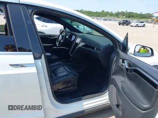 2016 Tesla Model X 70D z VIN 5YJXCBE25GF029372, wystawiony jako IAAI lot #42325335 z przebiegiem 80 071 mil mil oraz . Historia ofert i sprzedaży dostępna na DreamBid. Obrazek 5.