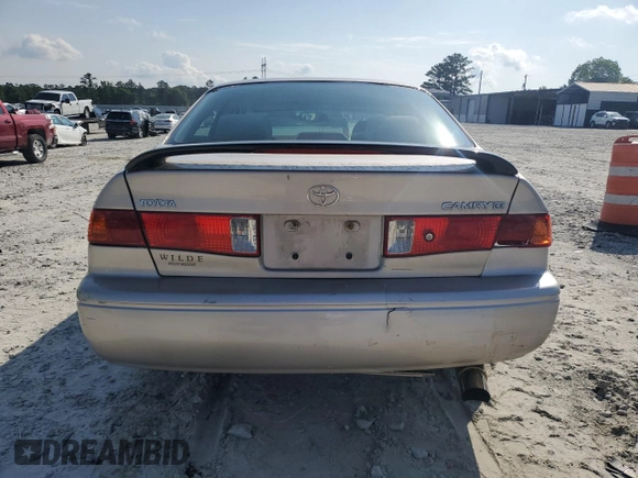 2001 Toyota Camry CE z VIN 4T1BG22KX1U774132, wystawiony jako Copart lot #57632885 z przebiegiem 179 771 mil mil oraz Szkoda całkowita • Salvage title. Historia ofert i sprzedaży dostępna na DreamBid. Obrazek 6.