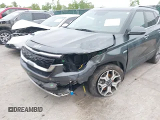 2022 Kia Seltos EX z VIN KNDERCAA3N7237293, wystawiony jako IAAI lot #42363349 z przebiegiem 45 857 mil mil oraz . Historia ofert i sprzedaży dostępna na DreamBid. Obrazek 6.