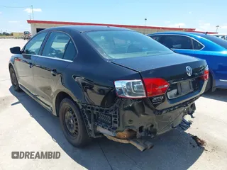 2013 Volkswagen Jetta SE z VIN 3VWDX7AJ8DM256805, wystawiony jako IAAI lot #42457900 z przebiegiem 236 442 mil mil oraz . Historia ofert i sprzedaży dostępna na DreamBid. Obrazek 3.