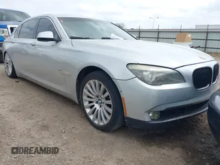 2009 BMW 7 Series 750Li z VIN WBAKB83589CY62576, wystawiony jako IAAI lot #41742027 z przebiegiem 124 717 mil mil oraz . Historia ofert i sprzedaży dostępna na DreamBid. Obrazek 1.