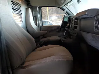 2017 GMC Savana Cargo z VIN 1GTW7AFF0H1296957, wystawiony jako Copart lot #58577405 z przebiegiem 186 773 mil mil oraz Tytuł czysty. Historia ofert i sprzedaży dostępna na DreamBid. Obrazek 10.