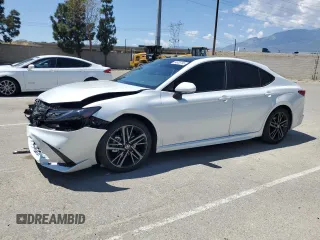 2025 Toyota Camry LE z VIN 4T1DAACK4SU112227, wystawiony jako Copart lot #54955705 z przebiegiem 6 319 mil mil oraz Szkoda całkowita • Salvage title. Historia ofert i sprzedaży dostępna na DreamBid. Obrazek 1.