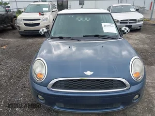 2010 MINI Hardtop z VIN WMWMF3C5XATZ26122, wystawiony jako IAAI lot #42377547 z przebiegiem 198 506 mil mil oraz . Historia ofert i sprzedaży dostępna na DreamBid. Obrazek 6.