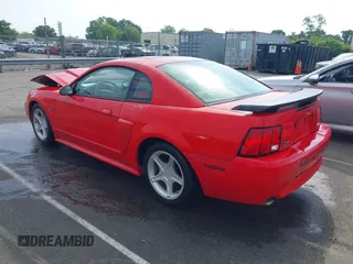 2002 Ford Mustang GT Deluxe z VIN 1FAFP42X32F161388, wystawiony jako IAAI lot #42271266 z przebiegiem 140 821 mil mil oraz . Historia ofert i sprzedaży dostępna na DreamBid. Obrazek 3.