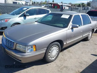 1998 Cadillac DeVille z VIN 1G6KD54Y4WU800220, wystawiony jako IAAI lot #41818035 z przebiegiem 121 555 mil mil oraz . Historia ofert i sprzedaży dostępna na DreamBid. Obrazek 2.