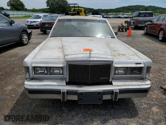 1989 Lincoln Town Car z VIN 1LNBM81F1KY658361, wystawiony jako Copart lot #58558244 z przebiegiem 85 349 mil mil oraz Nie do naprawy • Non repairable. Historia ofert i sprzedaży dostępna na DreamBid. Obrazek 5.