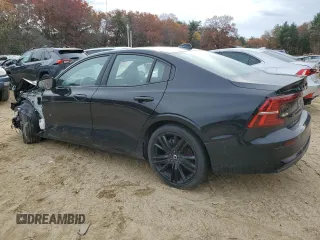 2024 Volvo S60 Plus Black Edition z VIN 7JRL12TH0RG281486, wystawiony jako Copart lot #75622704 z przebiegiem 15 179 mil mil oraz Szkoda całkowita • Salvage title. Historia ofert i sprzedaży dostępna na DreamBid. Obrazek 2.