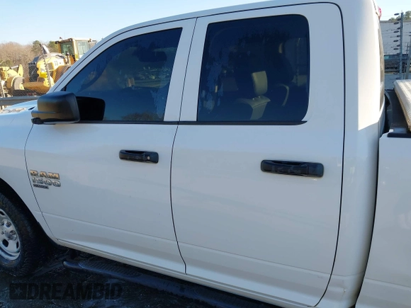 2019 Ram 1500 Express z VIN 1C6RR7FG4KS615112, wystawiony jako IAAI lot #41636660 z przebiegiem 111 919 mil mil oraz . Historia ofert i sprzedaży dostępna na DreamBid. Obrazek 14.