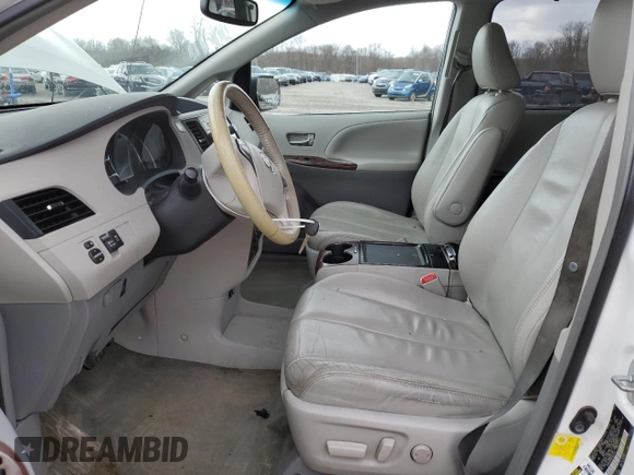 2012 Toyota Sienna XLE z VIN 5TDDK3DC6CS043440, wystawiony jako Copart lot #50408865 z przebiegiem 229 239 mil mil oraz Szkoda całkowita • Salvage title. Historia ofert i sprzedaży dostępna na DreamBid. Obrazek 7.