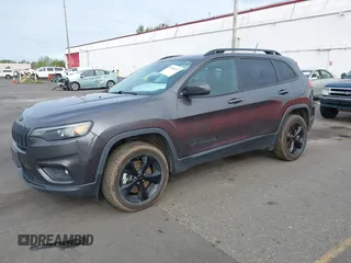2021 Jeep Cherokee Latitude Plus z VIN 1C4PJMLB9MD140076, wystawiony jako IAAI lot #41998687 z przebiegiem 175 956 mil mil oraz . Historia ofert i sprzedaży dostępna na DreamBid. Obrazek 2.