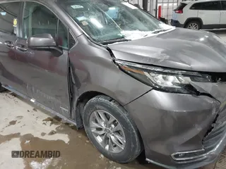 2021 Toyota Sienna XLE with VIN 5TDYSKFC4MS031961, listed as a IAAI auction lot 41601788 with 56,640 mi miles. Bid and sale history available at carsss.com. Image 17.