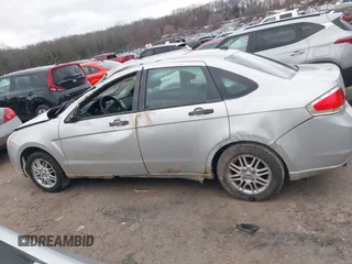 2009 Ford Focus SE z VIN 1FAHP35N89W154055, wystawiony jako IAAI lot #41680350 z przebiegiem 165 476 mil mil oraz . Historia ofert i sprzedaży dostępna na DreamBid. Obrazek 14.