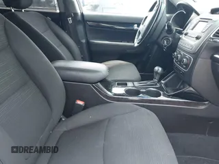 2014 Kia Sorento LX z VIN 5XYKT3A67EG502722, wystawiony jako IAAI lot #42411696 z przebiegiem 104 018 mil mil oraz . Historia ofert i sprzedaży dostępna na DreamBid. Obrazek 5.
