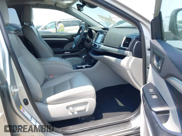 2019 Toyota Highlander SE with VIN 5TDJZRFH6KS614952, listed as a IAAI auction lot 42636713 with 65,471 mi miles and . Bid and sale history available at DreamBid. Image 5.