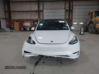 2020 Tesla Model Y Long Range z VIN 5YJYGDEE5LF041935, wystawiony jako IAAI lot #42369750 z przebiegiem 79 540 mil mil oraz . Historia ofert i sprzedaży dostępna na DreamBid. Obrazek 13.