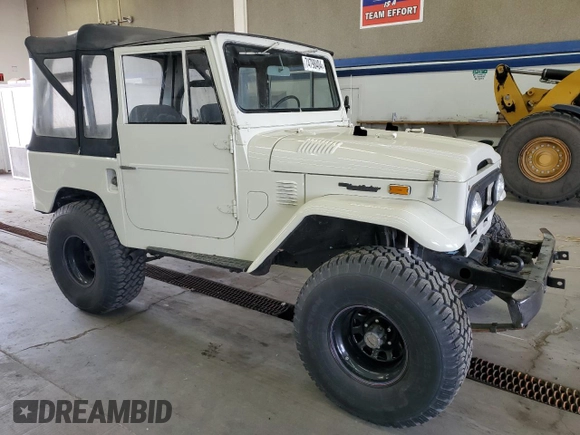 1974 Toyota Land Cruiser z VIN FJ40178981, wystawiony jako Copart lot #74798404 z przebiegiem 31 601 mil mil oraz Czysty tytuł • Clean title. Historia ofert i sprzedaży dostępna na DreamBid. Obrazek 4.