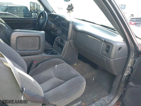 2006 Chevrolet Silverado 2500HD LT2 with VIN 1GCHK29D66E255102, listed as a IAAI auction lot 40989120 with 216,000 mi miles. Bid and sale history available at carsss.com. Image 5.