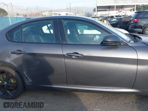 2019 Alfa Romeo Giulia z VIN ZARFAMAN2K7622544, wystawiony jako IAAI lot #41600030 z przebiegiem 37 045 mil mil oraz . Historia ofert i sprzedaży dostępna na DreamBid. Obrazek 13.