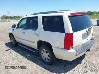 2007 Cadillac Escalade z VIN 1GYFK63827R299936, wystawiony jako IAAI lot #42254274 z przebiegiem 193 798 mil mil oraz . Historia ofert i sprzedaży dostępna na DreamBid. Obrazek 3.