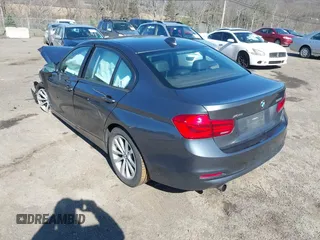 2016 BMW 3 Series 320i xDrive z VIN WBA8E5G59GNU21101, wystawiony jako IAAI lot #41933679 z przebiegiem Nie podano mil oraz . Historia ofert i sprzedaży dostępna na DreamBid. Obrazek 3.