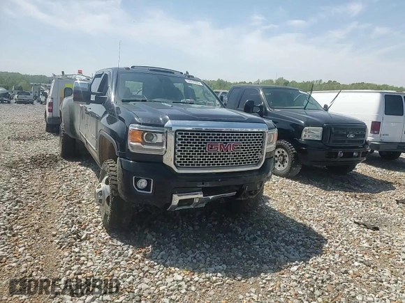 2015 GMC Sierra 3500HD Denali z VIN 1GT424E81FF535667, wystawiony jako Copart lot #52618325 z przebiegiem Nie podano mil oraz Czysty tytuł • Clean title. Historia ofert i sprzedaży dostępna na DreamBid. Obrazek 11.