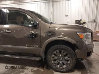 2017 Nissan Titan SV z VIN 1N6AA1E58HN523578, wystawiony jako IAAI lot #42160359 z przebiegiem 101 499 mil mil oraz . Historia ofert i sprzedaży dostępna na DreamBid. Obrazek 6.
