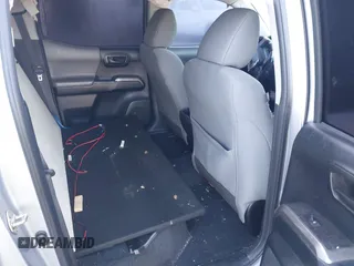 2017 Toyota Tacoma SR5 z VIN 5TFAZ5CN3HX024083, wystawiony jako IAAI lot #41739213 z przebiegiem 111 226 mil mil oraz . Historia ofert i sprzedaży dostępna na DreamBid. Obrazek 8.