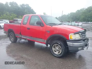 2003 Ford F-150 XL z VIN 1FTRX18L73NA88270, wystawiony jako IAAI lot #42315557 z przebiegiem 306 722 mil mil oraz . Historia ofert i sprzedaży dostępna na DreamBid. Obrazek 1.