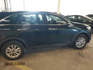 2019 Kia Sorento LX with VIN 5XYPGDA32KG511068, listed as a IAAI auction lot 41682042 with 111,148 mi miles. Bid and sale history available at carsss.com. Image 12.