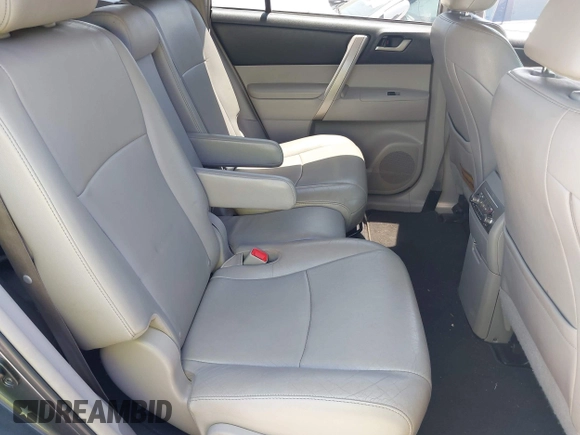 2013 Toyota Highlander z VIN 5TDZK3EH5DS124401, wystawiony jako IAAI lot #42133758 z przebiegiem 131 405 mil mil oraz . Historia ofert i sprzedaży dostępna na DreamBid. Obrazek 8.