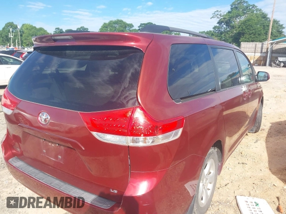 2012 Toyota Sienna LE AAS z VIN 5TDKK3DC7CS209567, wystawiony jako IAAI lot #42323115 z przebiegiem 293 604 mil mil oraz . Historia ofert i sprzedaży dostępna na DreamBid. Obrazek 4.