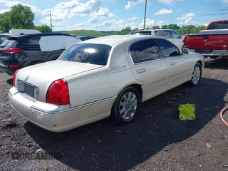 2003 Lincoln Town Car Cartier z VIN 1LNHM83W23Y602163, wystawiony jako IAAI lot #42250167 z przebiegiem 195 158 mil mil oraz . Historia ofert i sprzedaży dostępna na DreamBid. Obrazek 4.