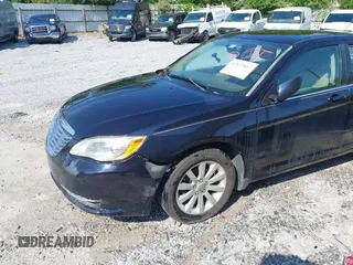 2012 Chrysler 200 Touring z VIN 1C3CCBBB1CN172726, wystawiony jako IAAI lot #42157617 z przebiegiem 198 765 mil mil oraz . Historia ofert i sprzedaży dostępna na DreamBid. Obrazek 6.