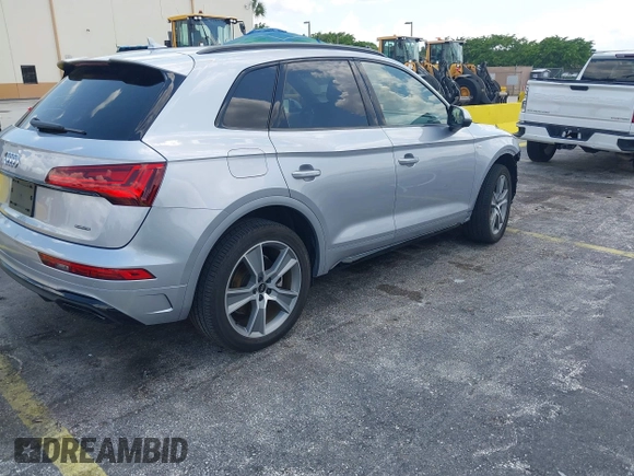 2025 Audi Q5 S line Premium z VIN WA1GAAFYXS2020823, wystawiony jako IAAI lot #42318926 z przebiegiem 9805 mil mil oraz . Historia ofert i sprzedaży dostępna na DreamBid. Obrazek 4.