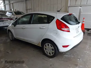 2013 Ford Fiesta S z VIN 3FADP4TJ2DM215185, wystawiony jako IAAI lot #42365480 z przebiegiem 193 072 mil mil oraz . Historia ofert i sprzedaży dostępna na DreamBid. Obrazek 3.