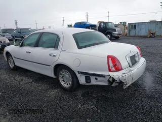 1999 Lincoln Town Car Signature z VIN 1LNFM82W0XY603679, wystawiony jako IAAI lot #41871509 z przebiegiem 109 638 mil mil oraz . Historia ofert i sprzedaży dostępna na DreamBid. Obrazek 3.