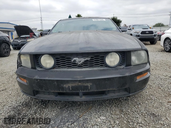 2005 Ford Mustang GT Deluxe z VIN 1ZVFT82H555212371, wystawiony jako Copart lot #55881535 z przebiegiem Nie podano mil oraz Czysty tytuł • Clean title. Historia ofert i sprzedaży dostępna na DreamBid. Obrazek 5.