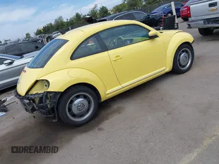 2012 Volkswagen Beetle 2.5L PZEV z VIN 3VWJP7AT7CM606721, wystawiony jako IAAI lot #42211987 z przebiegiem 103 861 mil mil oraz . Historia ofert i sprzedaży dostępna na DreamBid. Obrazek 4.