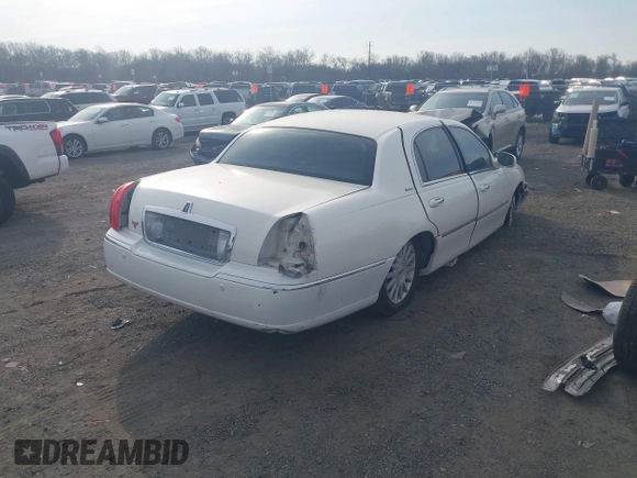 2003 Lincoln Town Car Signature z VIN 1LNHM82W33Y615344, wystawiony jako IAAI lot #41761302 z przebiegiem Nie podano mil oraz . Historia ofert i sprzedaży dostępna na DreamBid. Obrazek 4.