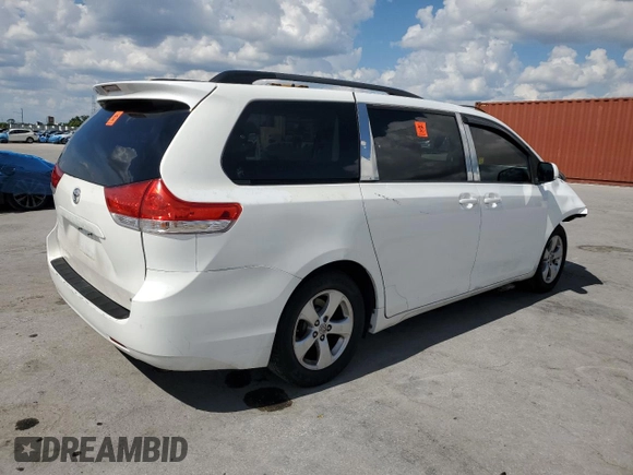 2014 Toyota Sienna LE AAS z VIN 5TDKK3DC1ES468896, wystawiony jako Copart lot #60520405 z przebiegiem 239 779 mil mil oraz Szkoda całkowita • Salvage title. Historia ofert i sprzedaży dostępna na DreamBid. Obrazek 3.