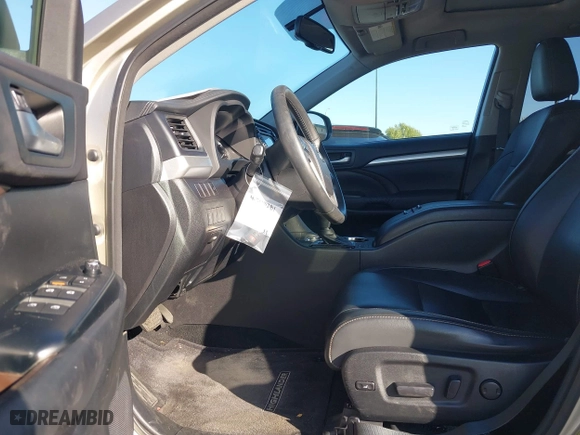 2014 Toyota Highlander XLE with VIN 5TDKKRFHXES024685, listed as a IAAI auction lot 41548281 with 160,000 mi miles. Bid and sale history available at carsss.com. Image 5.