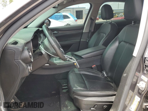 2018 Alfa Romeo Stelvio z VIN ZASFAKANXJ7C19707, wystawiony jako Copart lot #56553175 z przebiegiem 67 757 mil mil oraz Tytuł czysty. Historia ofert i sprzedaży dostępna na DreamBid. Obrazek 7.