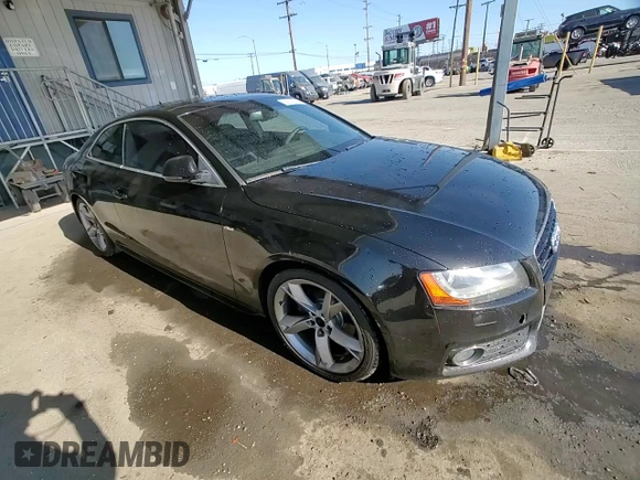 2009 Audi A5 z VIN WAUDK78T59A006979, wystawiony jako Copart lot #56527855 z przebiegiem 126 827 mil mil oraz Szkody całkowita. Historia ofert i sprzedaży dostępna na DreamBid. Obrazek 14.