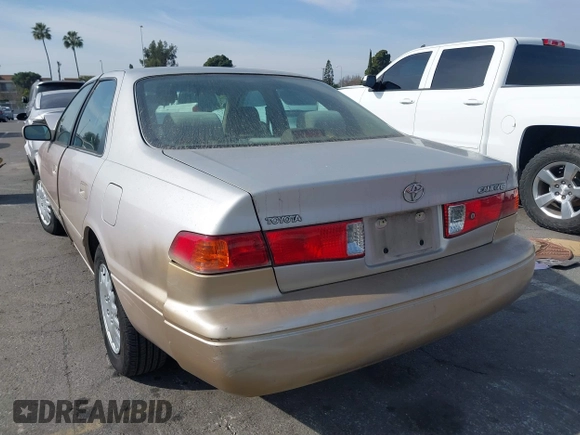 2001 Toyota Camry CE z VIN 4T1BG22K51U083381, wystawiony jako IAAI lot #41482936 z przebiegiem 84 219 mil mil oraz . Historia ofert i sprzedaży dostępna na DreamBid. Obrazek 3.