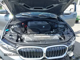 2024 BMW 3 Series 330i z VIN 3MW69FF01R8D92710, wystawiony jako IAAI lot #42320019 z przebiegiem 18 196 mil mil oraz . Historia ofert i sprzedaży dostępna na DreamBid. Obrazek 10.