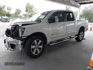 2015 Nissan Titan SV z VIN 1N6BA0ED1FN502929, wystawiony jako IAAI lot #42431227 z przebiegiem 138 394 mil mil oraz . Historia ofert i sprzedaży dostępna na DreamBid. Obrazek 2.